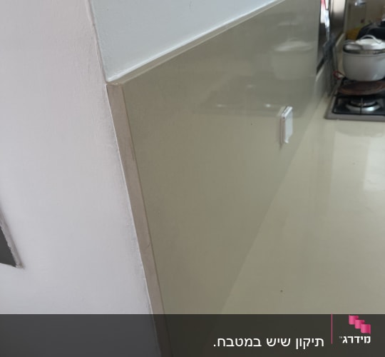 משטח שיש במטבח עם כיריים וסיר